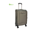 紡績工は飛行機のスーツケースの荷物袋を置く大きいパッキング コンパートメントを動かす